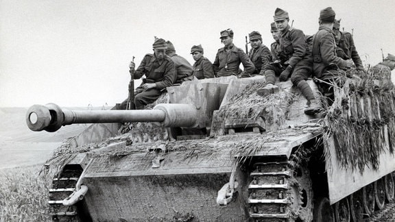 Sturmgeschütz III der Wehrmacht mit aufgesessener Infanterie