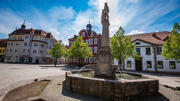 Das Suhler Rathaus mit Waffenschmied-Denkmal und Marktbrunnen.