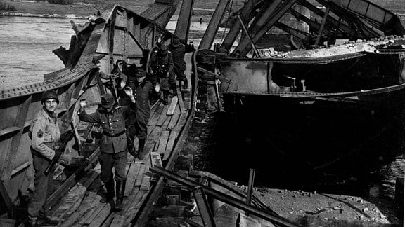 Deutsche Soldaten kommen über zerstörte Elbe-Brücke bei Tangermünde