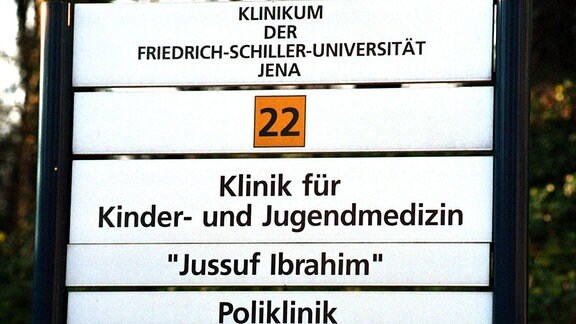 Namensschild der Klinik für Kinder- und Jugendmedizin - Jussuf Ibrahim - in Jena