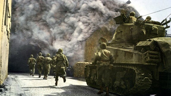 US-Soldaten und Sherman-Panzer im Kampf um ein Dorf in Deutschland