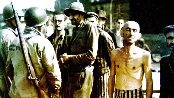 Ehemalige Häftlinge des Konzentrationslagers Buchenwald und US-Soldaten