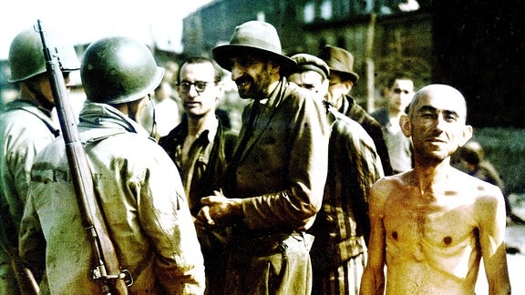 Ehemalige Häftlinge des Konzentrationslagers Buchenwald und US-Soldaten