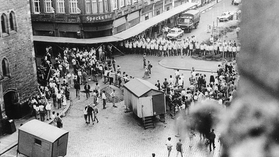 DDR-Volkspolizisten versperren am 18.09.1989 nach dem wöchentlichen Friedensgebet in der Leipziger Nikolaikirche den Kirchenbesuchern den Weg.