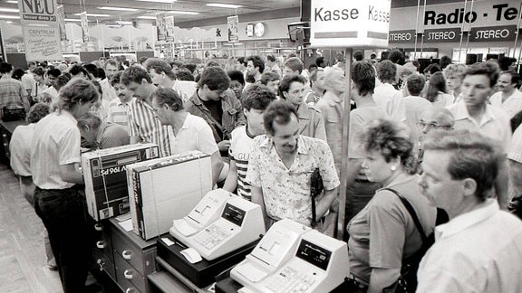 Einkaufen nach der Währungsunion in einem Dresdner Kaufhaus