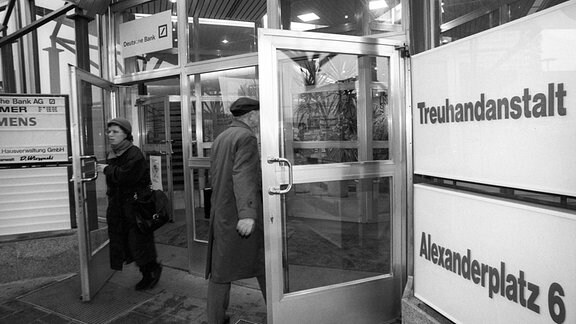 Eingang der Treuhandanstalt am Alexanderplatz in Berlin.