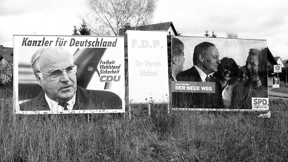 Wahlplakate der CDU mit Helmut Kohl, der FDP und der SPD mit Oskar Lafontaine zur Bundestagswahl 1990