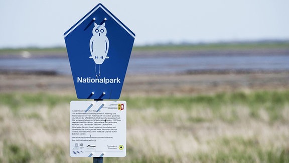 Ein Schild weist auf einen Nationalpark hin