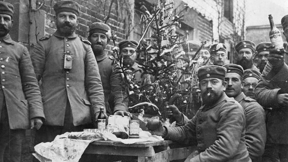 Deutsche Soldaten feieren 1914 in der Champagne Weihnachten