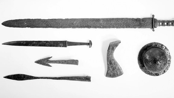 Sax-Hiebmesser und andere frühmittelalterliche Waffen aus dem 6. Jahrhundert.