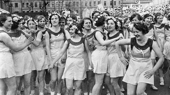 Junge Frauen 1936 bei Maidemonstration in Moskau
