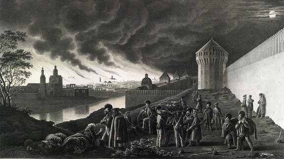 Französische Soldaten beobachten das brennende Smolensk 1812