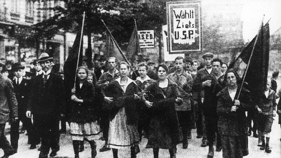 Demonstrationszug mit Frauen an der Spitze, der die Unabhängige Sozialdemokratische Partei Deutschlands (USPD) und deren Kandidatin Luise Zietz unterstützt.