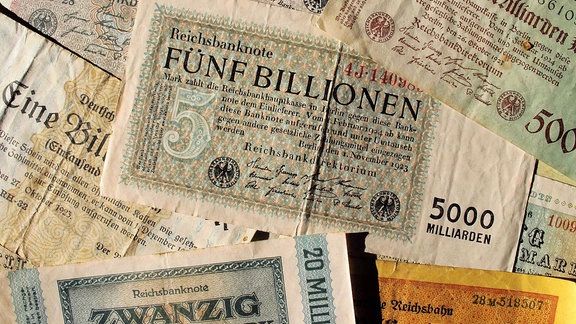 Eine Reichsbanknote über Fünf Billionen Mark vom November 1923 und andere Banknoten über 20 Milliarden Mark, 500 Milliatrden Mark u.a vornehmlich 1923 von der Deutschen Reichsbank ausgegeben