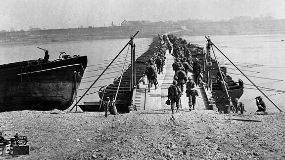 Soldaten im zweiten Weltkrieg am Ufer eines Flusses.