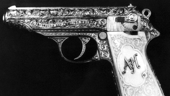 Schwarzweiß-Foto: Nahaufnahme der Pistole Modell pp Walther aus dem Nachlass von Adolf Hitler