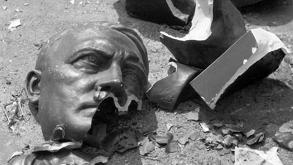 Zerbrochene Büste von Adolf Hitler in Prag.