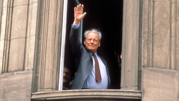 Willy Brandt winkt aus einem Fenster in Erfurt