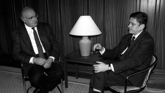 Bundeskanzler Helmut Kohl (li., Deutschland/CDU) neben Wolfgang Berghofer (re., GDR/Oberbürgermeister Dresden) anlässlich eines Treffens in Dresden, 1989