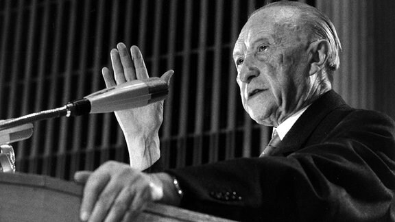 Bundeskanzler Konrad Adenauer während einer rede, gestikulierend, undatiert