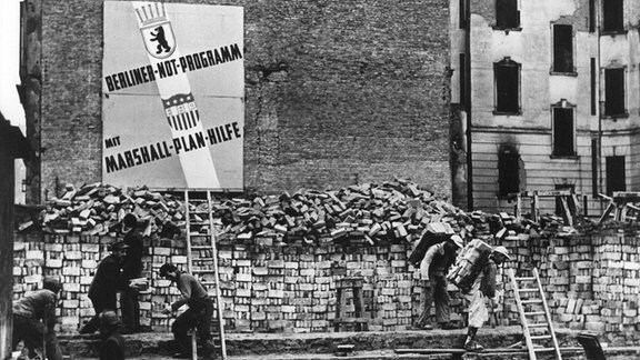 Baustelle mit Plakat Berliner-Not-Programm mit Marshall-Plan-Hilfe