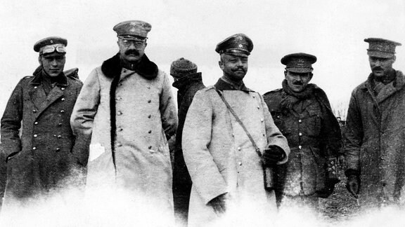 Deutsche und britische Offiziere während Christmas Truce 1914 bei Bridoux-Rouges