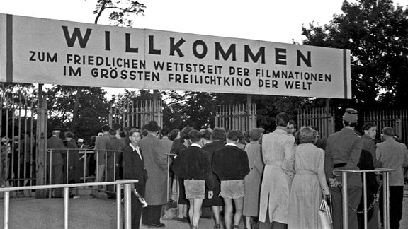 Menschen stehen zu den ersten Internationalen Filmfestspiele in Berlin 1951 an.
