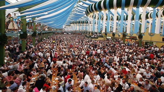 Andrang in einem Festzelt auf dem Münchner Oktoberfest