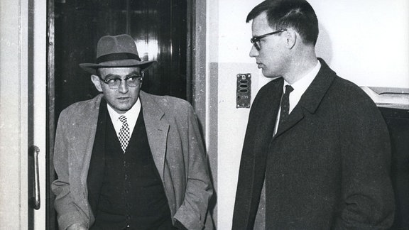 Gideon Hausner, Generalstaatsanwalt von Israel, und Dieter Wechsbruch, Assistent von Eichmanns Anwalt Dr. Robert Servatius.
