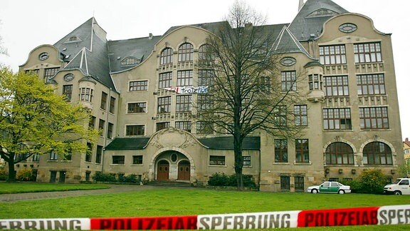 Gutenberg-Gymnasium in Erfurt hinter einer Polizeiabsperrung