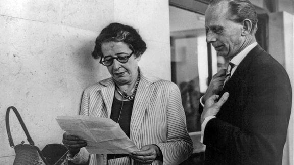 Hannah Arendt mit einem Reporterkollegen (Aufnahme ca. 1960). In Jersusalem nimmt sie am Prozess gegen den Nazi-Kriegsverbrecher Adolf Eichmann teil.