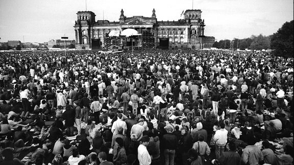 Berlin - 6. Juni 1987 Tausende Fans warten vor dem Berliner Reichstag auf ein Konzert von David Bowie 