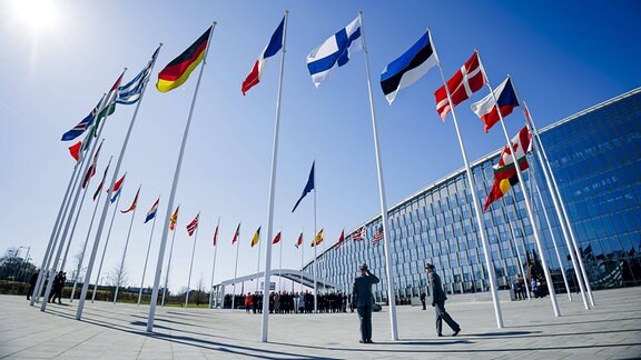 Die Flagge von Finnland wird im Rahmen der NATO-Beitrittszeremonie fuer Finnland vor dem NATO-Hauptquartier gehisst.