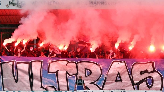 Fans des SV Eintracht Trier zünden Pyrotechnik.