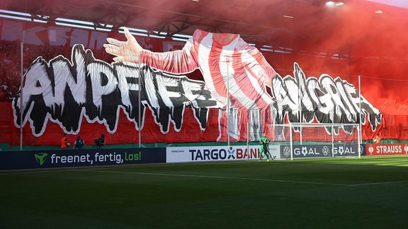 Fans Hallescher FC zeigen Choreo und zünden Pyrotechnik.