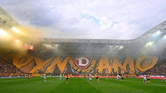 Choreo im Dresdner K-Block zu Spielbeginn.