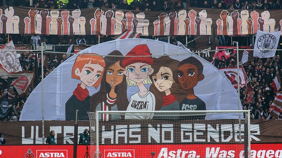 Fans von St Paul mit einer Choreo zum Thema Frauen im Stadion