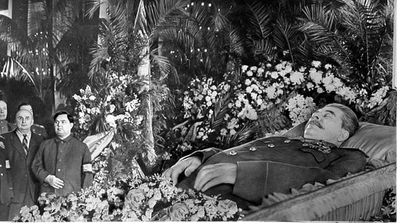 Außenminister Wjatscheslaw Molotow am Sarg von Joseph Stalin