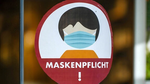 Ein Schild weist auf die Maskenpflicht hin