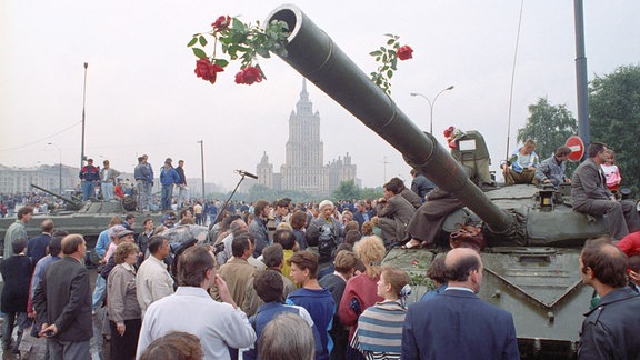 Unterstützer von Michail Gorbatschow und Boris Jelzin bei einer Demonstration 1991