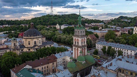 Panoramablick auf Lviv von einer Drohne aus.