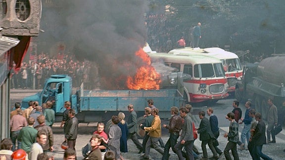 Brennender LKW und Straßenkämpfe während des Prager Frühlings 1968.