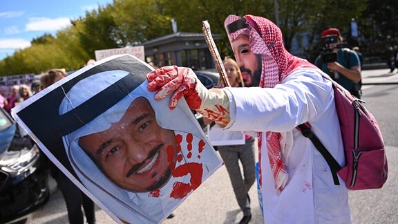 Ein als saudi-arabischer Kronprinz Mohammad bin Salman verkleideter Demonstrant