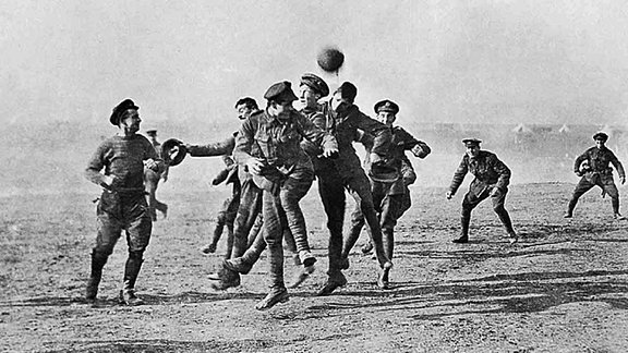 Soldaten spielen während Christmas Truce im Niemandsland Fußball