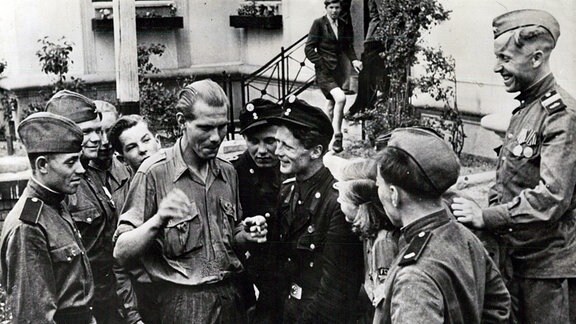 Ausbilder der Roten Armee mit ostdeutschen Soldaten, 1952