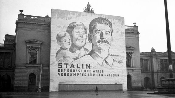 Transparent mit Stalin an der Ruine des Neuen Theaters, 1950, Leipzig.