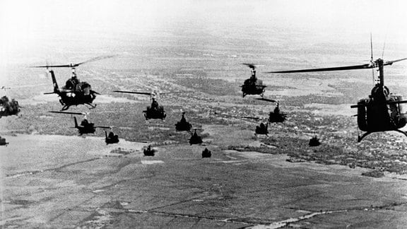Hubschrauber unterwegs in den Kampf gegen den Vietcong.