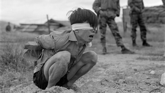 Ein verängstigter VC-Gefangener, der auf das Verhör durch die Spezialeinheit A-109 Thuong Duc wartet, 25 Kilometer westlich von Da Nang, Vietnam. 23. Januar 1967. 