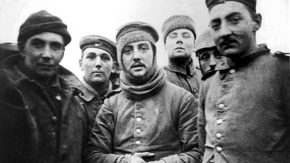 Deutsche und englische Soldaten während Christmas Truce 1914 in Belgien