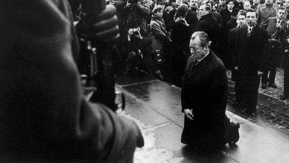 Bundeskanzler Willy Brandt kniet am 7. Dezember 1970 vor dem Mahnmal im einstigen jüdischen Ghetto in Warschau, das den Helden des Ghetto-Aufstandes vom April 1943 gewidmet ist. Das Bild ging um die Welt. Es wurde zum Symbol der deutsch-polnischen Aussöhnung. Am 20. Oktober 1971 traf im Bonner Bundestag ein Telegramm mit einer sensationellen Nachricht ein: Bundeskanzler Willy Brandt erhält für seine Ostpolitik den Friedensnobelpreis.
